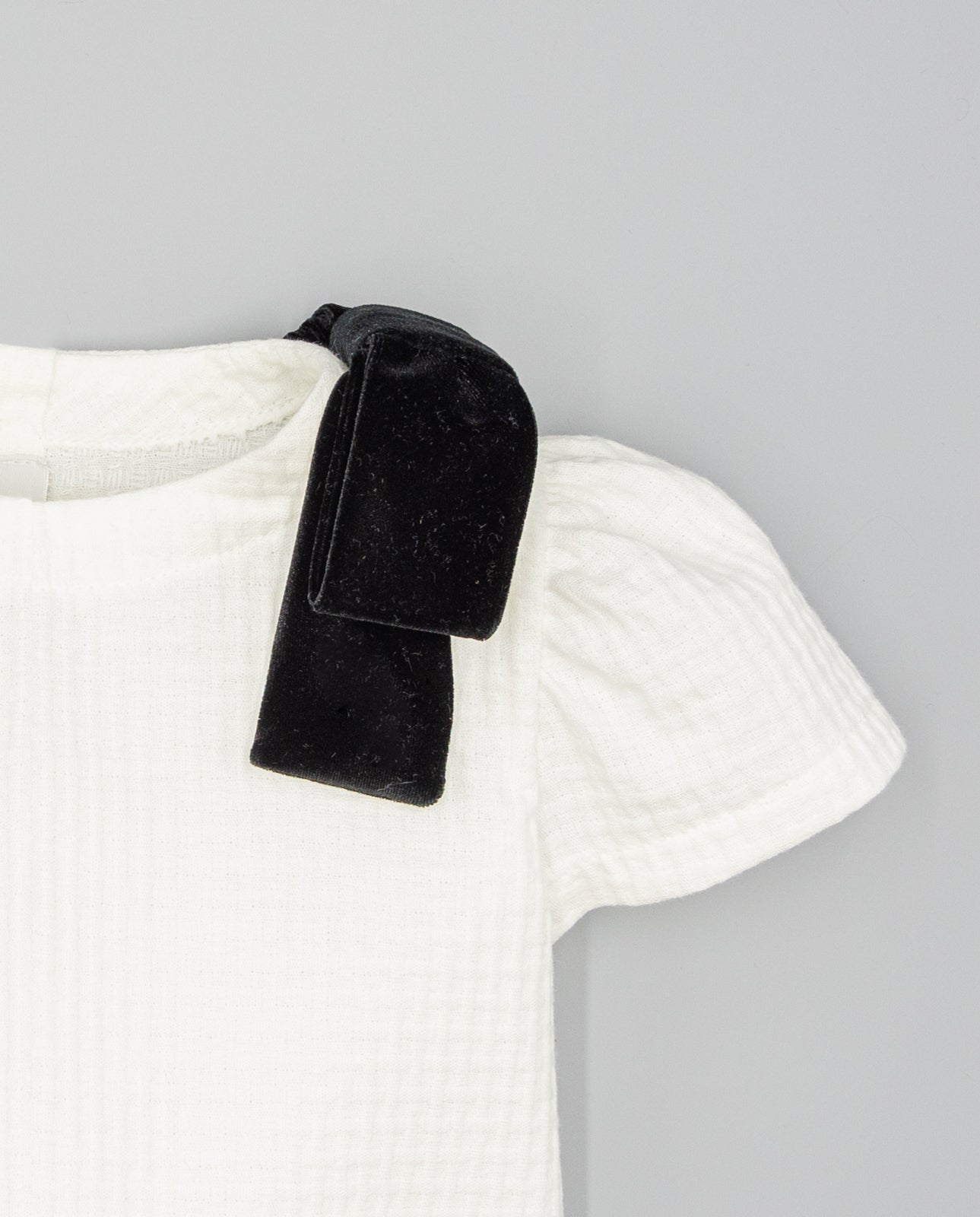 Camisa Blanca De Tejido Estructurado Con Lazos De Terciopelo Negro
