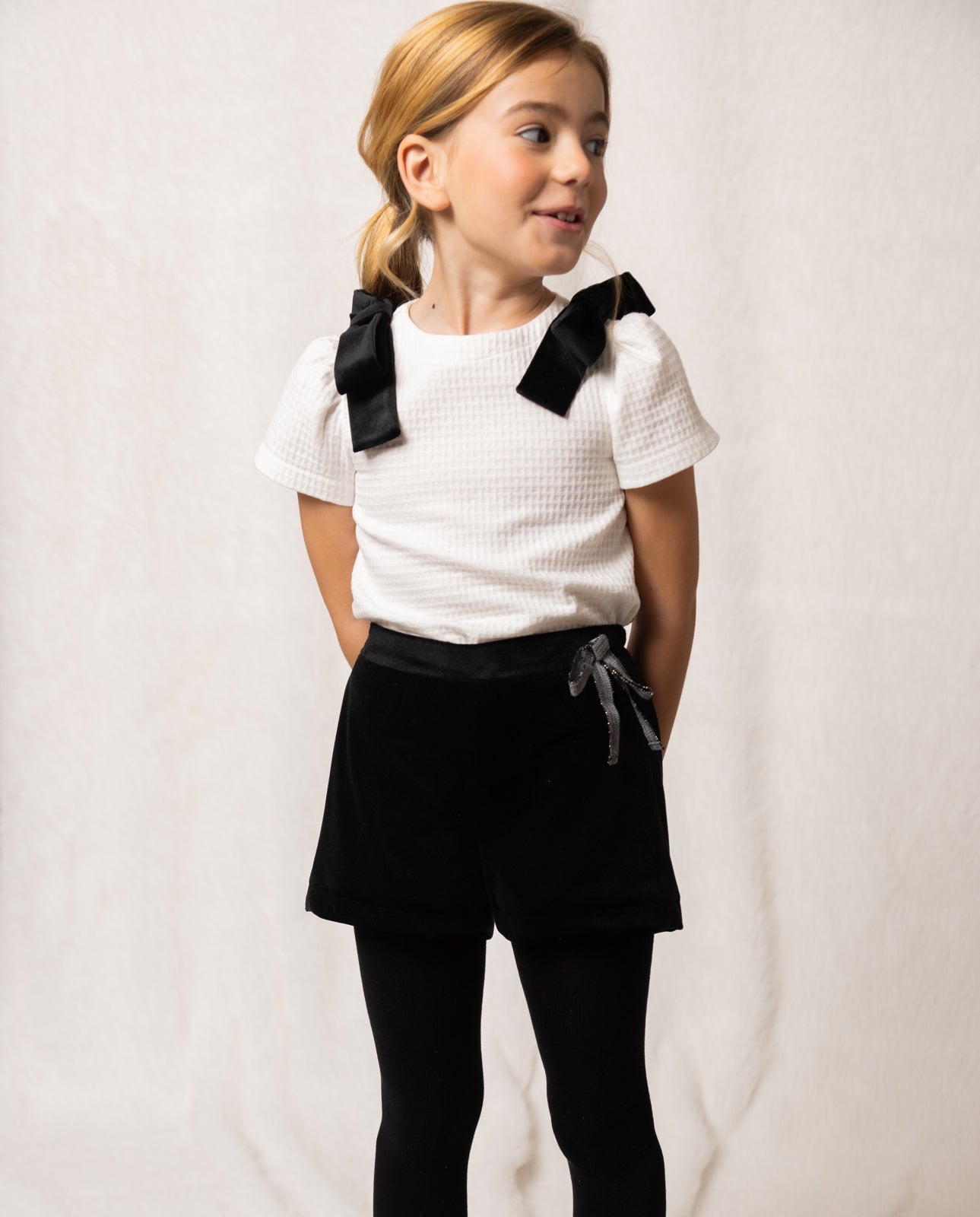 Camisa Blanca De Tejido Estructurado Con Lazos De Terciopelo Negro