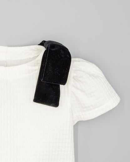 Camisa Blanca De Tejido Estructurado Con Lazos De Terciopelo Negro