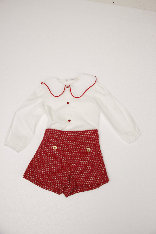 Set short tipo chanel y blusa blanca cuello nube